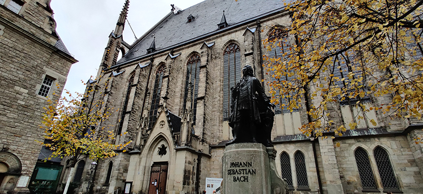 Johan Sebastian Bachin patsas ja taustalla museo.