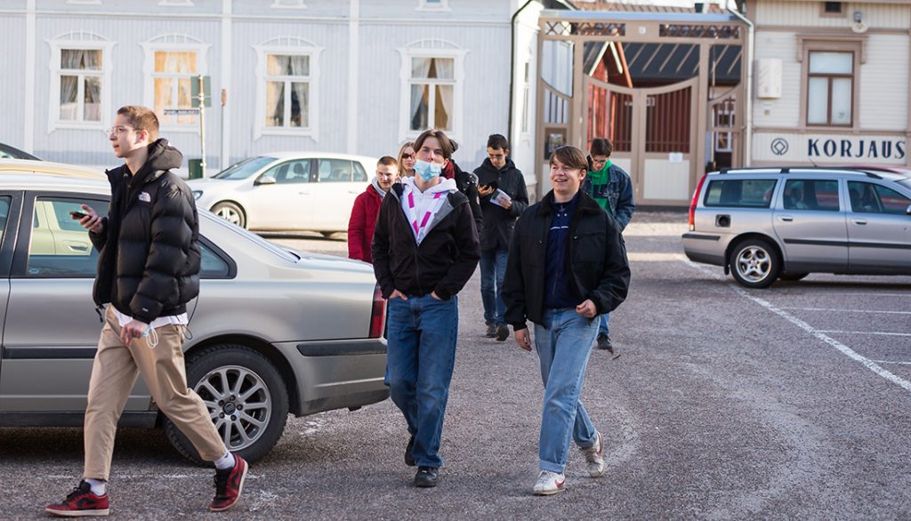 Amazing Race -kilpailu vei opiskelijoita ympäri vanhaa Raumaa erilaisiin tehtäväpisteisiin.
