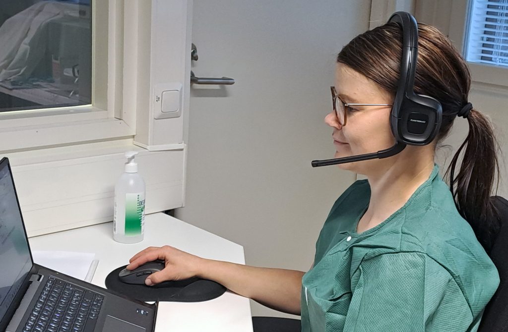 Nainen tietokoneella.