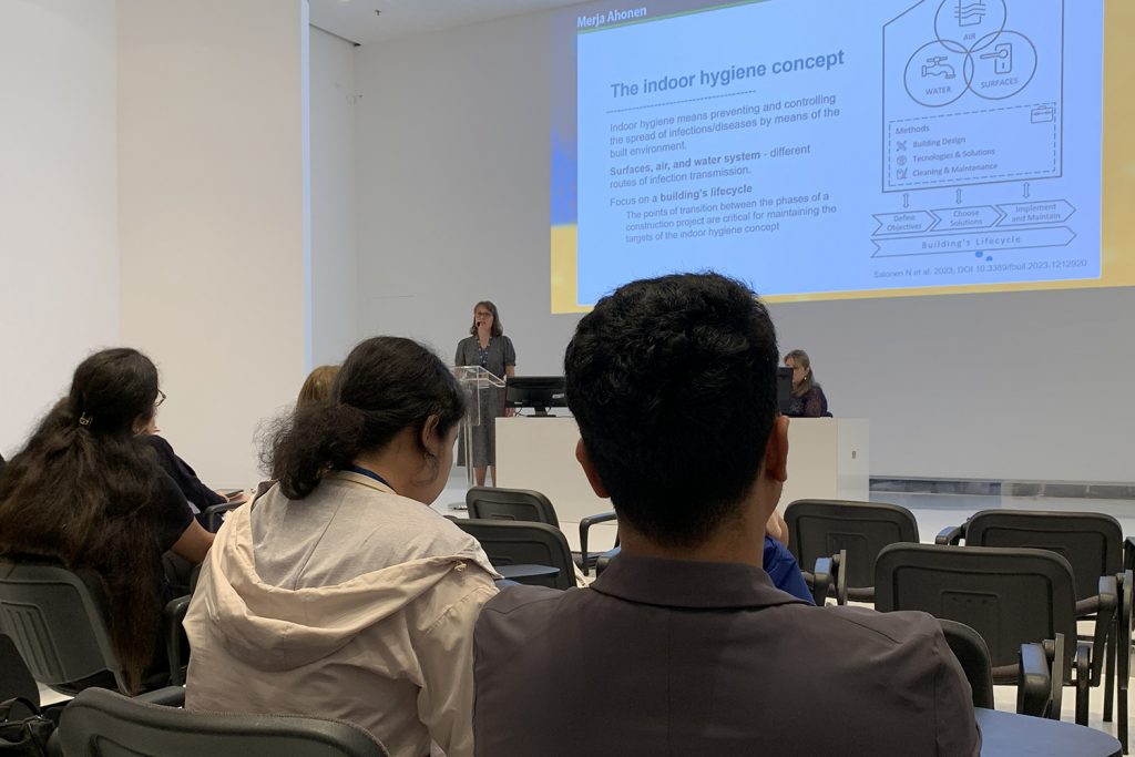 Merja Ahonen pitää esitelmää “Antimicrobial surfaces as a part of indoor hygiene concept (IHC) decrease the number of infections” ESB konferenssissa.