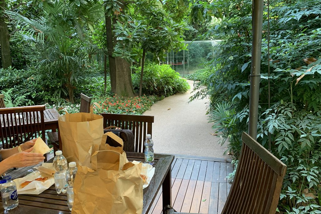 ESB-konferenssin lounastauko Lingotton puutarhassa.