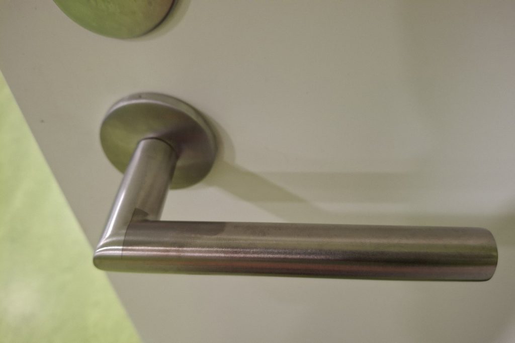 Porin kampuksella testissä oleva nanoteräspiikkejä sisältävä pinnoite oven kahvassa.