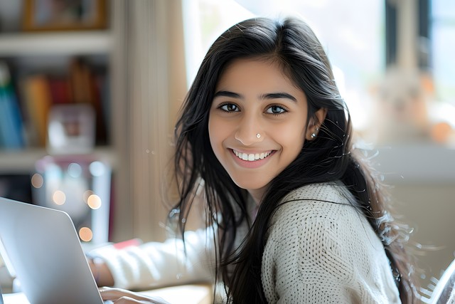 Nuori nainen katsoo kameraan ja hymyilee.