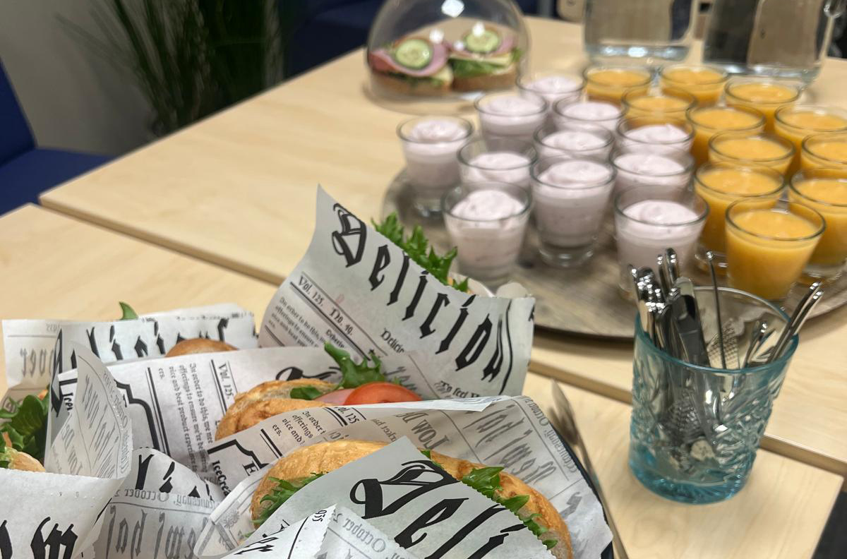 Leipiä ja smoothieita pöydällä.