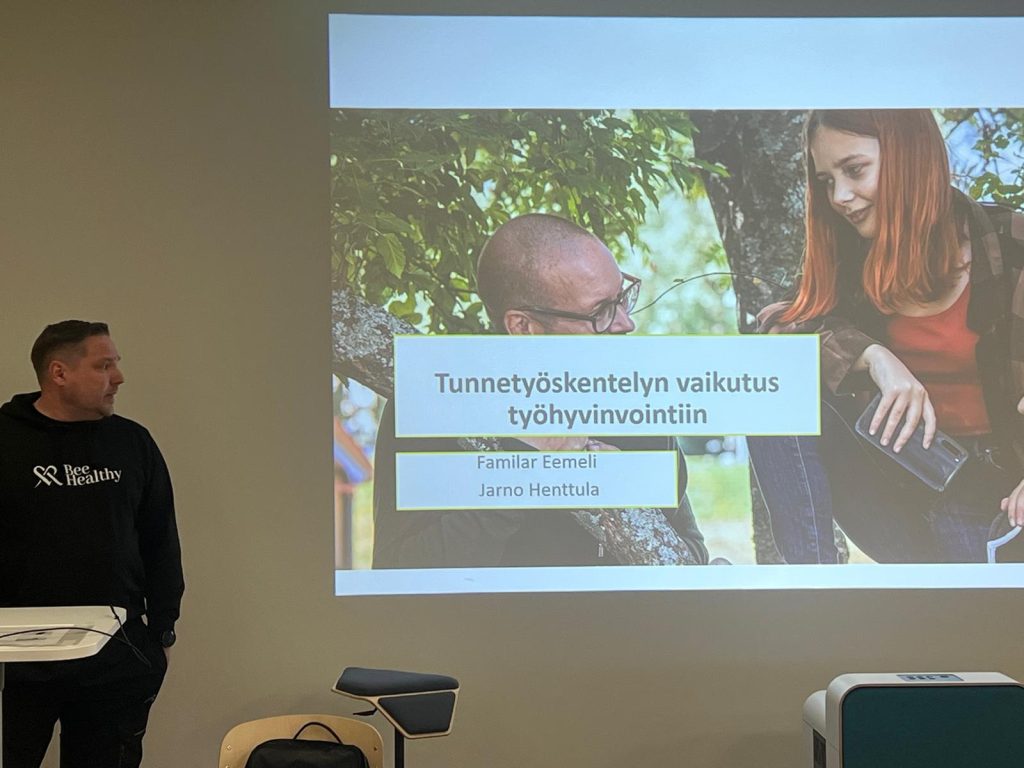 Familar Kissankulman lastensuojeluyksikön vastaava ohjaaja Jarno Henttulan työelämästä tuomat esimerkit tekivät näkyväksi, että tunnetyö on jatkuvaa ammatillista toimintaa.