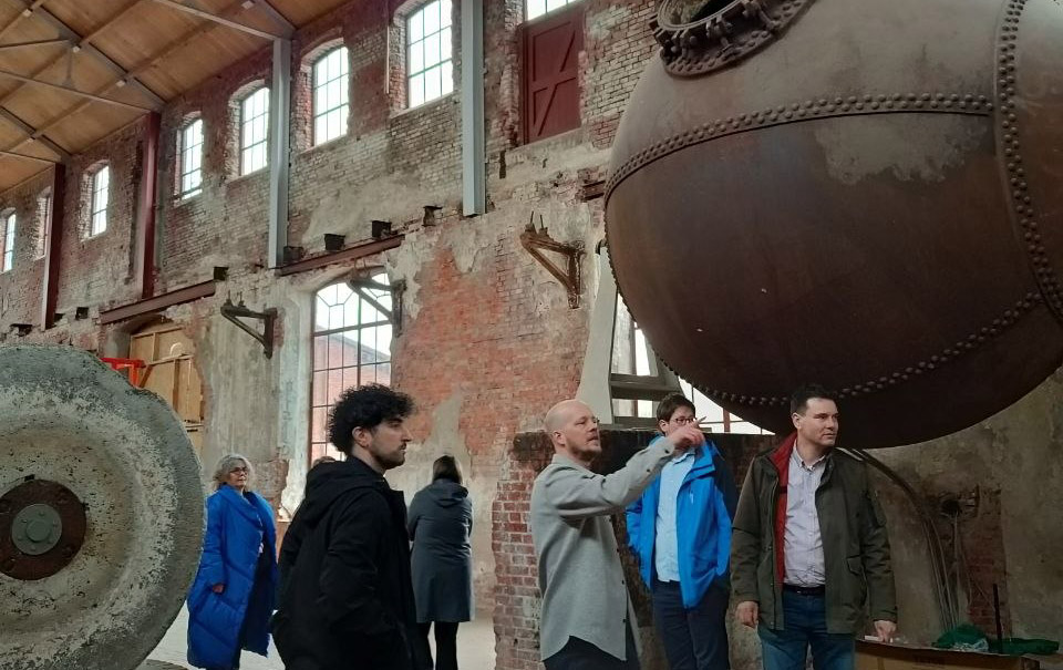 De Toekomst pahvitehtaasta kaavaillaan ravintoloiden ja keikkojen täyttämää tapatumapaikkaa.